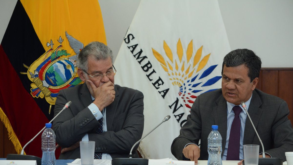 Comparecencia. Enrique Pita junto al vicepresidente de la Comisión de Fiscalización, Eliseo Azuero, durante la maratónica sesión del martes 14.