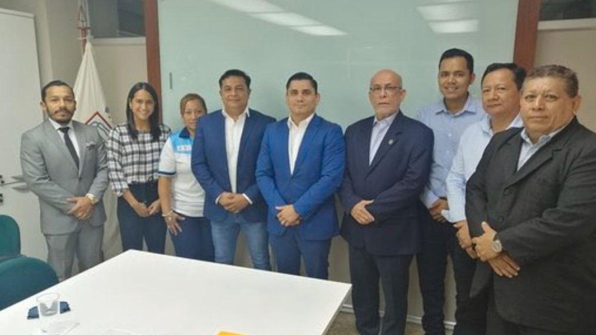 Los integrantes del nuevo directorio de la Federación Deportiva del Guayas.