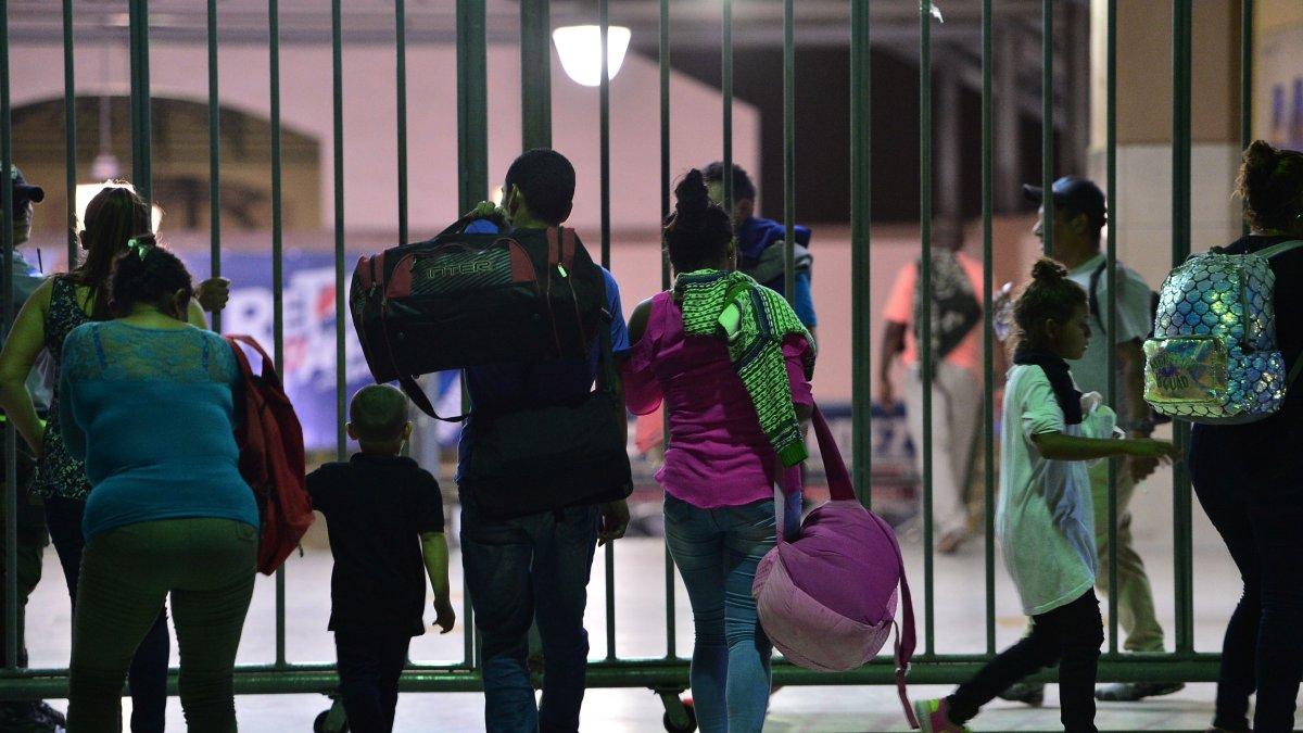 SAN PEDRO SULA. Miércoles, por la madrugada. Miembros de una familia llega hasta el área central de esta ciudad hondureña para sumarse a la caravana.