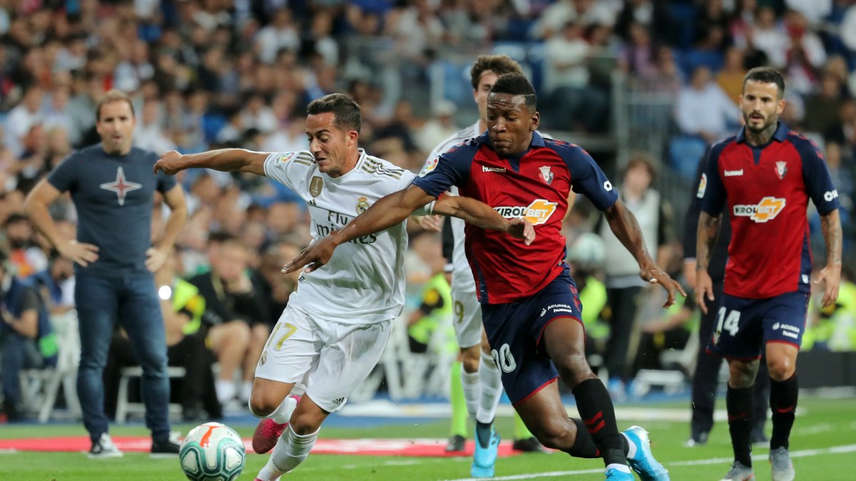 El ecuatoriano Pervis Estupiñán (d) es titular fijo por la banda izquierda del Osasuna.