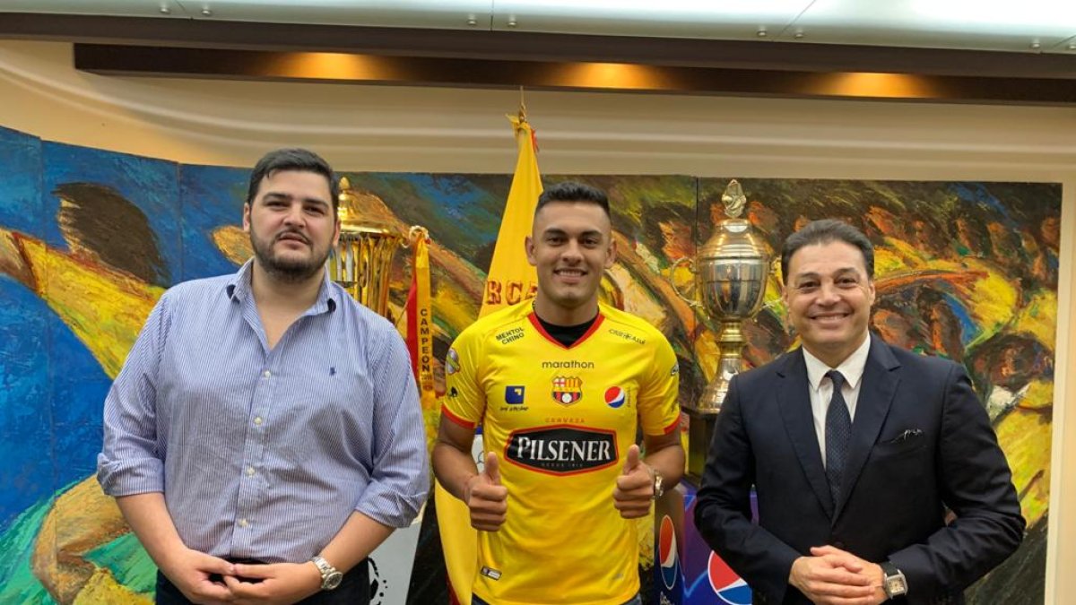 Cristian Colman (c), delantero del Ídolo, junto a Aquiles Álvarez y Carlos Alfaro Moreno, directivos.