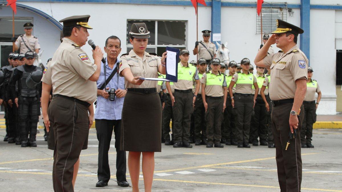 Hecho. Instante en el que se realizó el cambio de mando entre los generales. A la izquierda, Ramiro Ortega, hasta entonces comandante de la Policía de la zona 8
