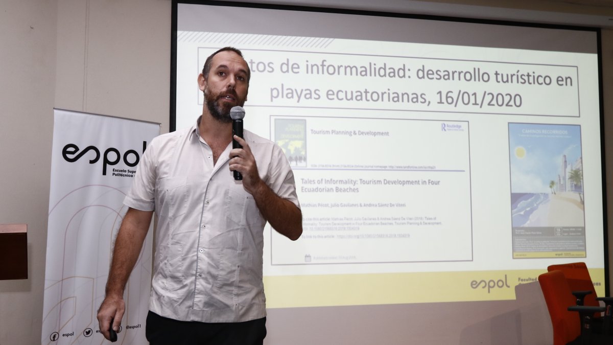 Mathias Pecot estudió la informalidad en las playas.