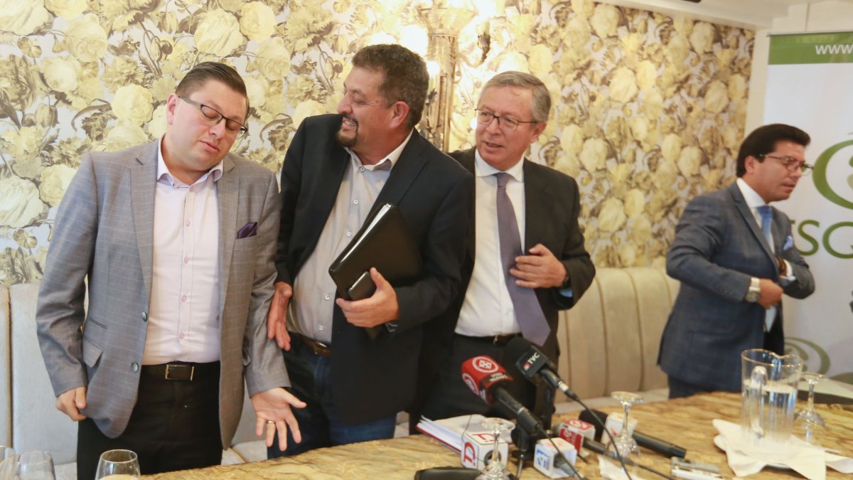 Mauricio Alarcón (izquierda), Fausto Camacho, Medardo Oleas y César Ulloa expusieron sus dudas sobre el futuro de la Ley Electoral.