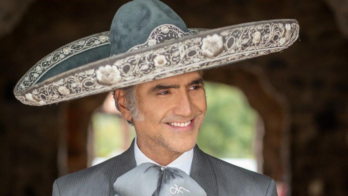 El cantante además del mariachi es reconocido por sus potentes baladas.