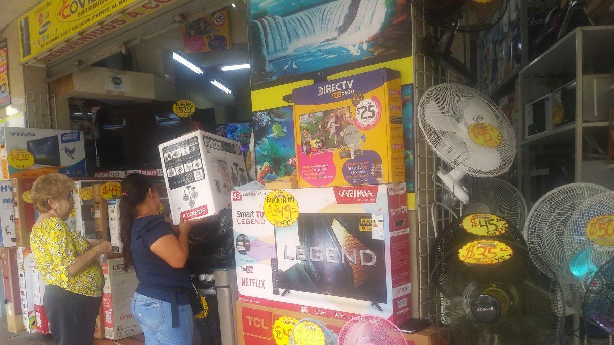 Mercado. Momentos en que una cliente compraba un ventilador en uno los almacenes ubicados en la avenida Olmedo, en Guayaquil.