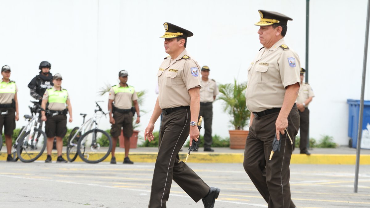 Hecho. Momento previo a que se realice el cambio de mando entre el general Ramiro Ortega (derecha) y el también general Víctor Aráus