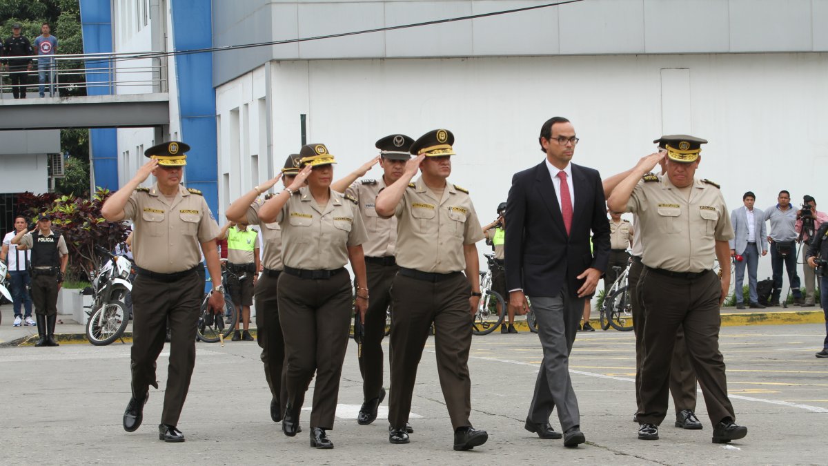 Ceremonia. La general Tannya Varela junto al excomandante de la Policía Patricio Carrillo y otras autoridades en una ceremonia en Guayaquil. 