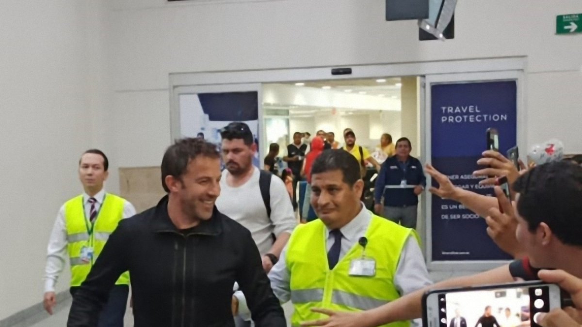 Una gran cantidad de personas acudieron a recibir a Alessandro Del Piero.