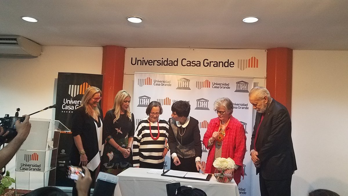 Directivos de Casa Grande y de la Unesco en la firma de un convenio.