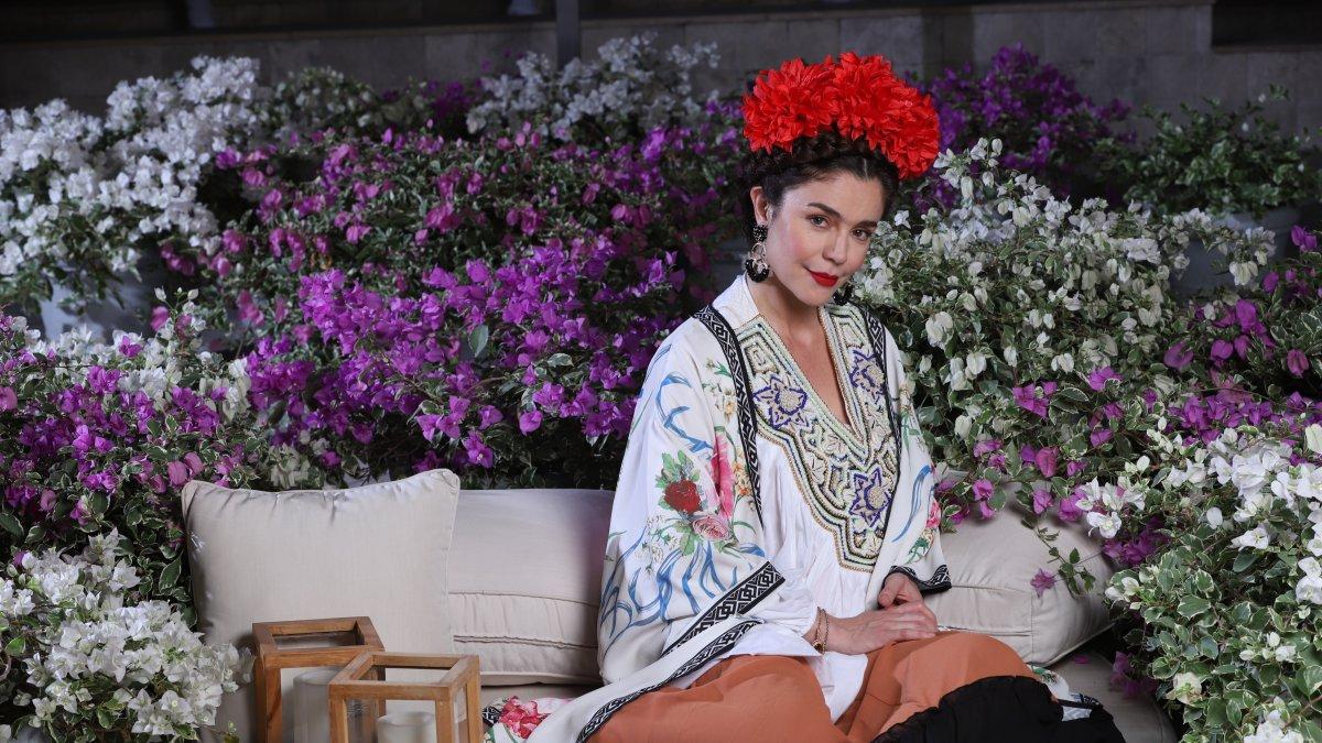 Flora ha encarnado con éxito a Frida Kahlo en varios escenarios del mundo.