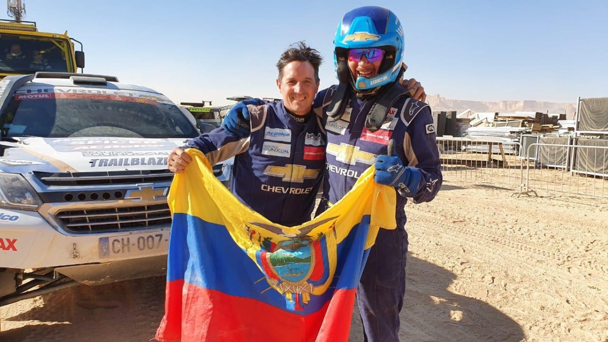 Sebastián Guayasamín (d) junto a su copiloto, el argentino Mauro Lípez, tras completar el Dakar en Arabia Saudita.