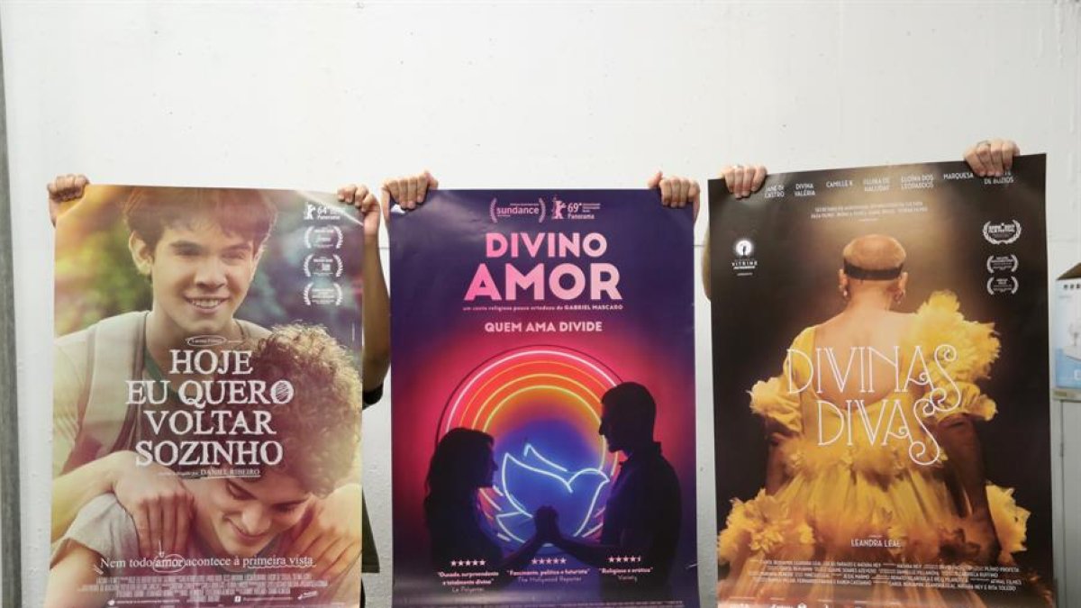 Vista de varios carteles de la exposición 