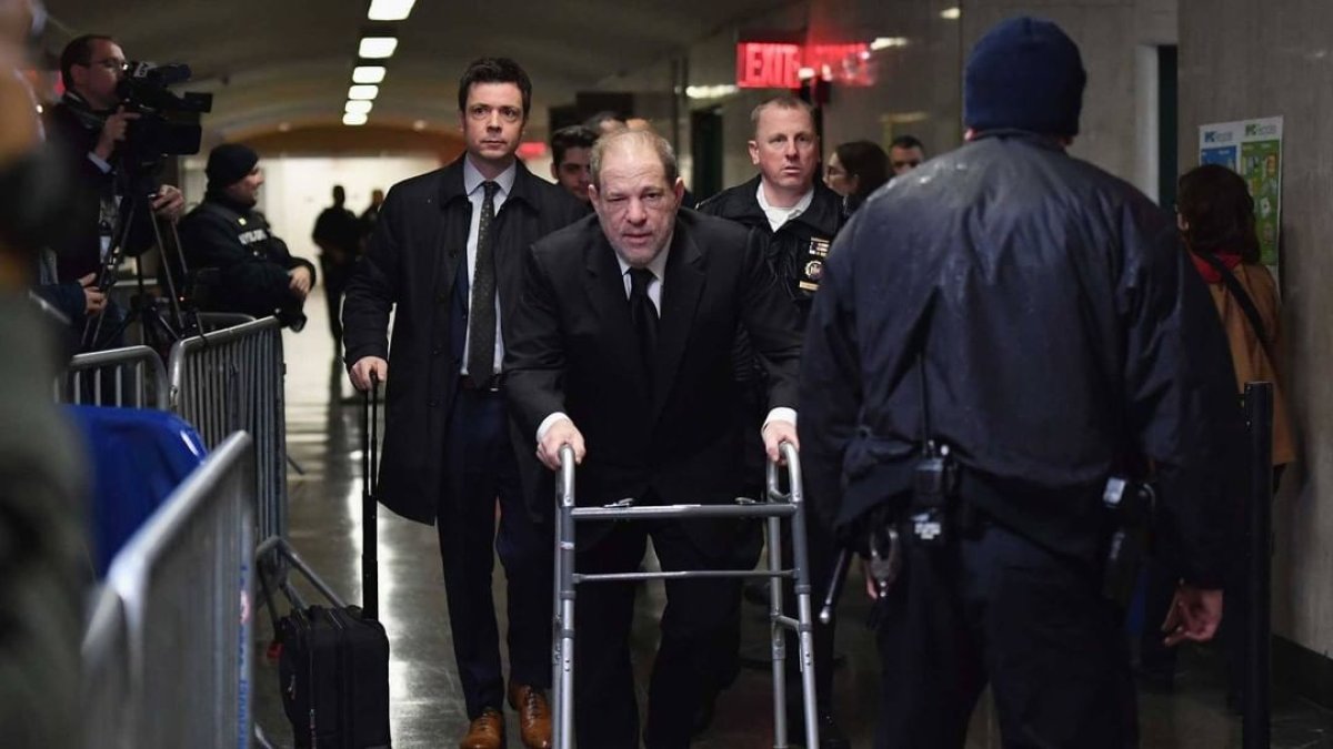 Del otrora hombre poderoso de Hollywood, hoy se ve a un hombre frágil y discapacitado.