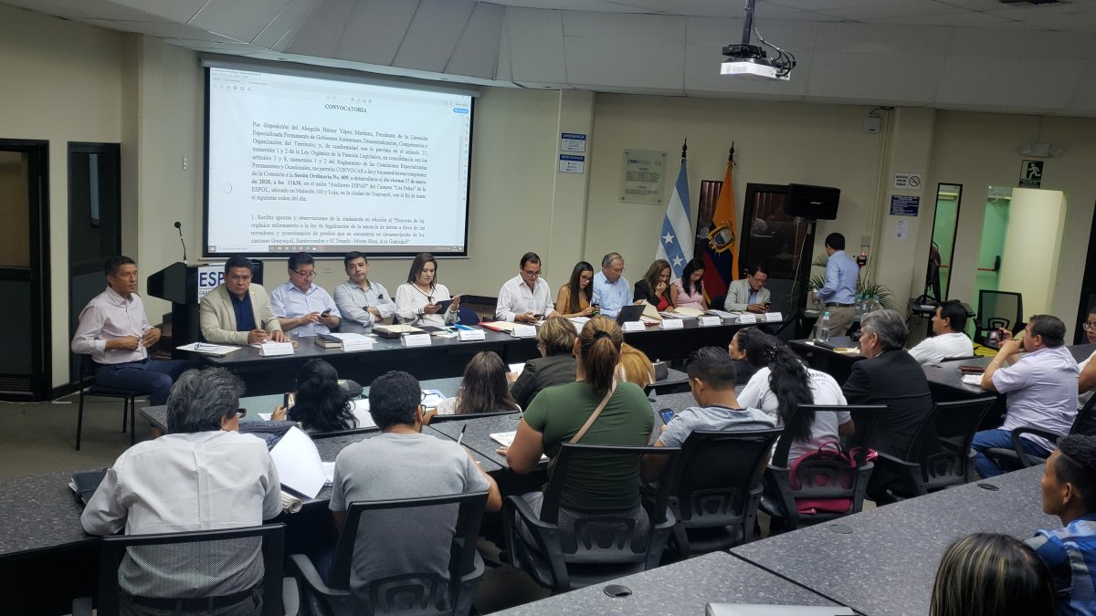 La comisión sesionó en el auditorio de la Escuela de Negocios de la Politécnica del Litoral, campus Las Peñas.
