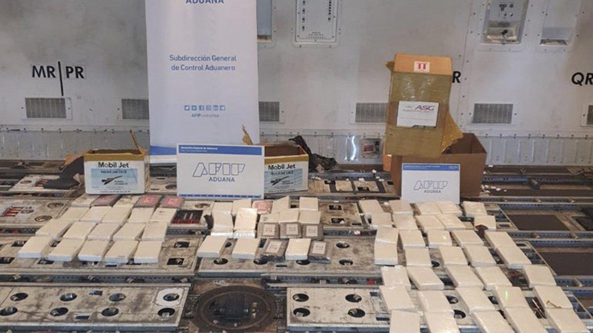 La droga incautada en un avión a punto de despegar en Ezeiza.