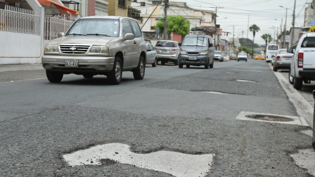 Avenida. El pavimento de la calle Eleodoro Avilés tiene más de 15 baches.