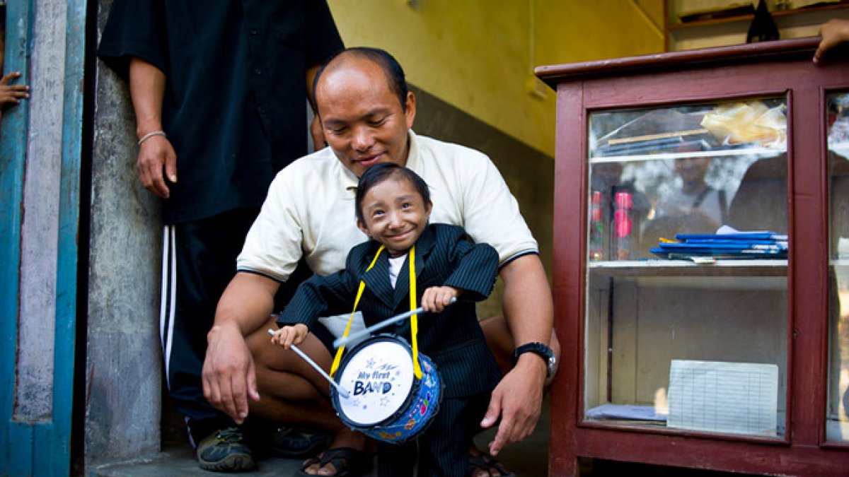 Khagendra Thapa Magar fue declarado el hombre más pequeño del mundo capaz de caminar, luego de su cumpleaños número 18.