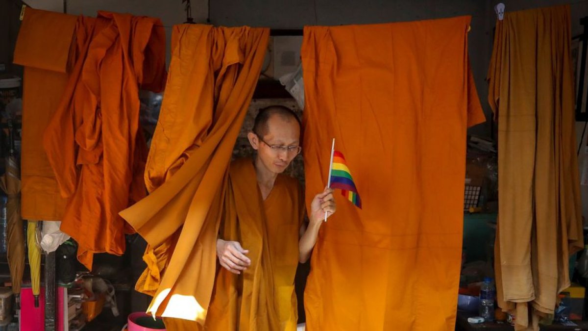 El monje pertenece a una orden de un tempo al norte de Bangkok, Tailandia..