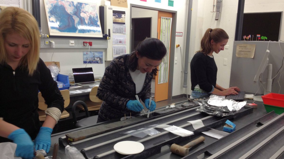 Las coautoras del estudio, tomando muestras del límite Cretácico/Terciario en un sondeo. De izquierda a derecha: Jessica Whiteside, Laia Alegret y Pincelli Hull.