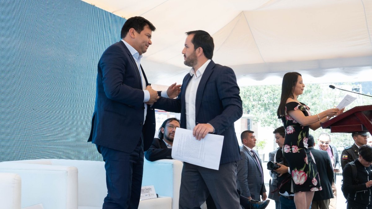 El ministro de Inclusión Económica y Social Iván Granda (d) entrega al presidente de la Asamblea, César Litardo el proyecto de Código de la Niñez