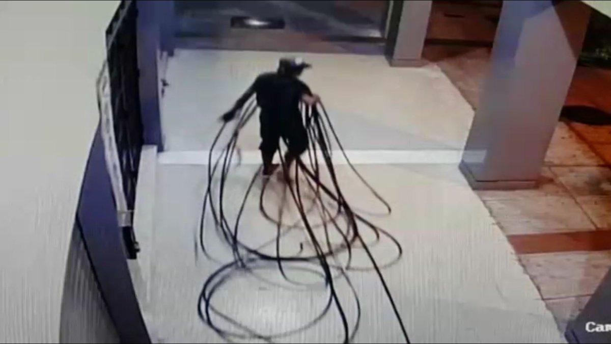 Un antisocial se roba el cableado público en el centro de Guayaquil.