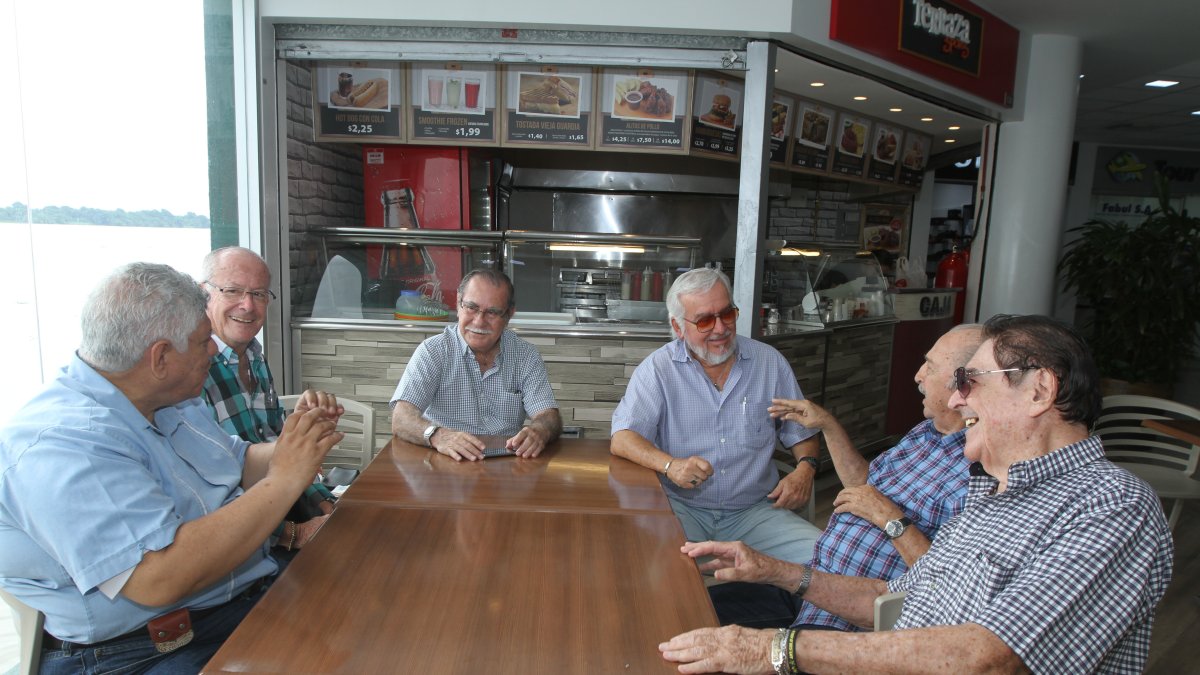 Amigos de décadas que aún se reúnen.