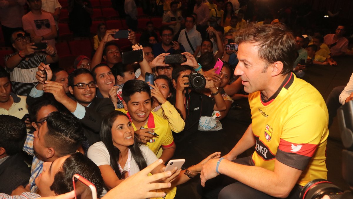El italiano campeón del mundo en 2006 fue bastante recíproco con la hinchada amarilla.