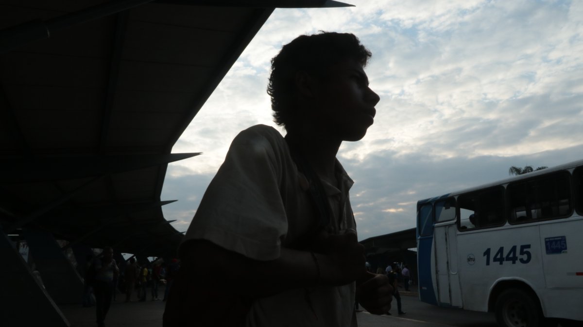 Consumidores adolescentes en las afueras de la terminal terrestre.