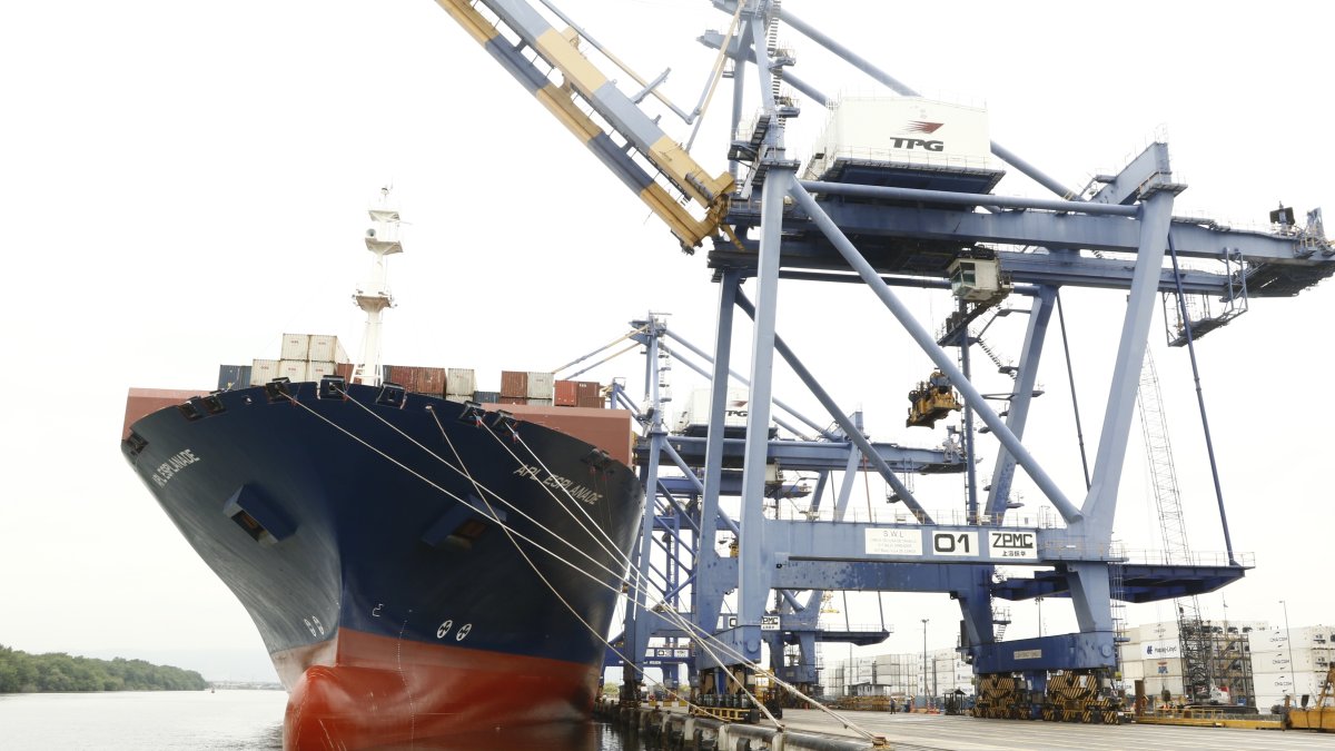 Potencia. Esta nave tiene una capacidad total de 13.892 contenedores (TEU’S) y un calado de 14,2 metros