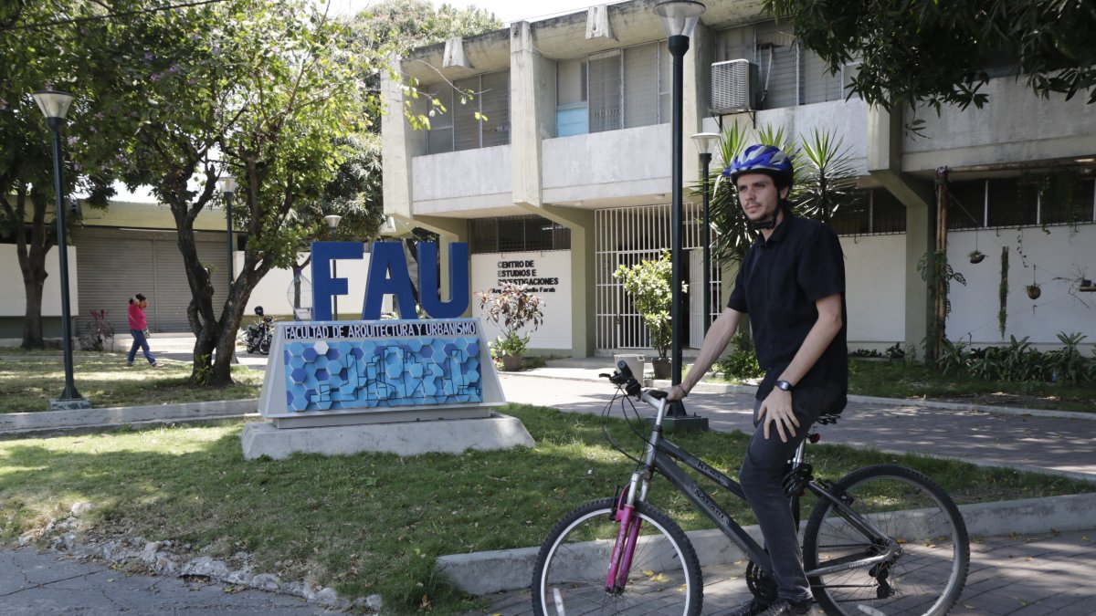 Docente de la Universidad de Guayaquil se traslada en bicicleta.


PERIODISTA : KARLA LOPEZ 



FECHA : 16/09/2019 



Agencia (ag-extra)