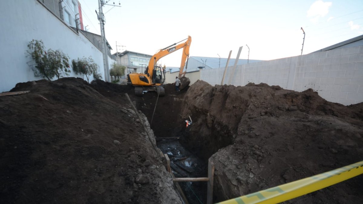 Los dos hombres realizaban trabajos de alcantarillado en el sector la Armenia, en Quito.