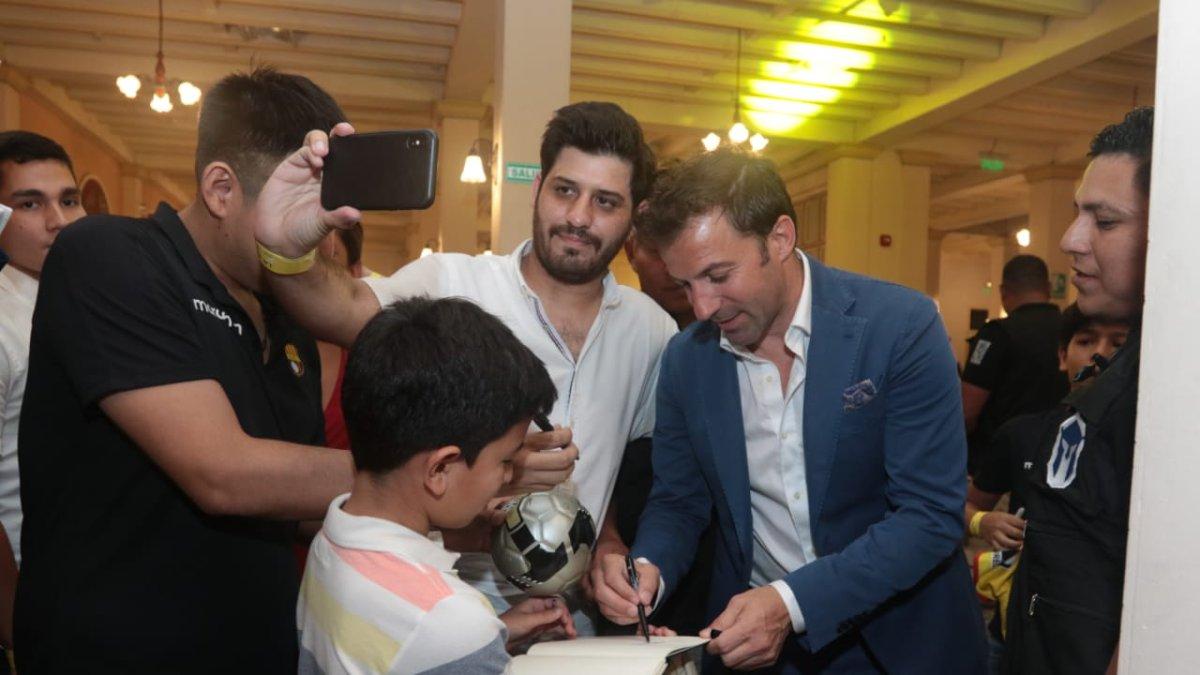 Alessandro Del Piero, firmando autógrafos en la cena que realiza Barcelona anualmente al jugador invitado para la Noche Amarilla.