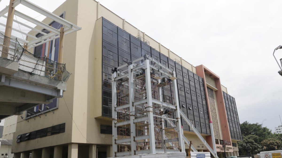 La construcción de la aerovía cubre una parte del edificio de la Casa de la Cultura, en el centro de Guayaquil.