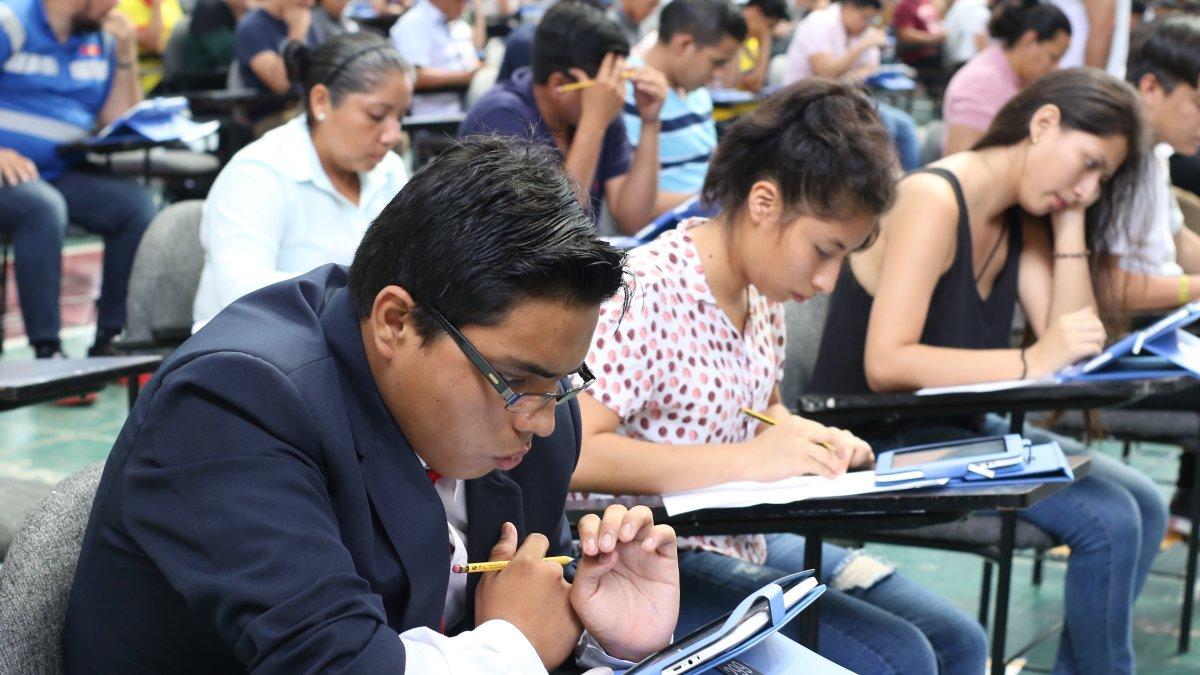 Miles de bachilleres, graduados en años anteriores, rindieron la prueba en la sede del Tecnológico Espíritu Santo.
