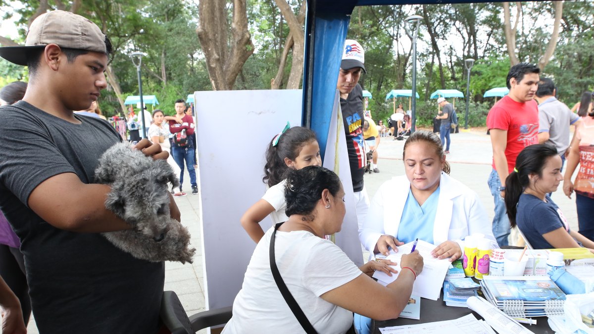 Lorena Ullauri (c) firma el acta de compromiso para la adopción de Bendición