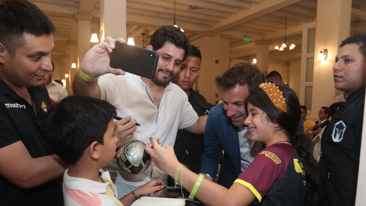 Alessandro Del Piero fue muy cordial con los hinchas que lo conocieron.