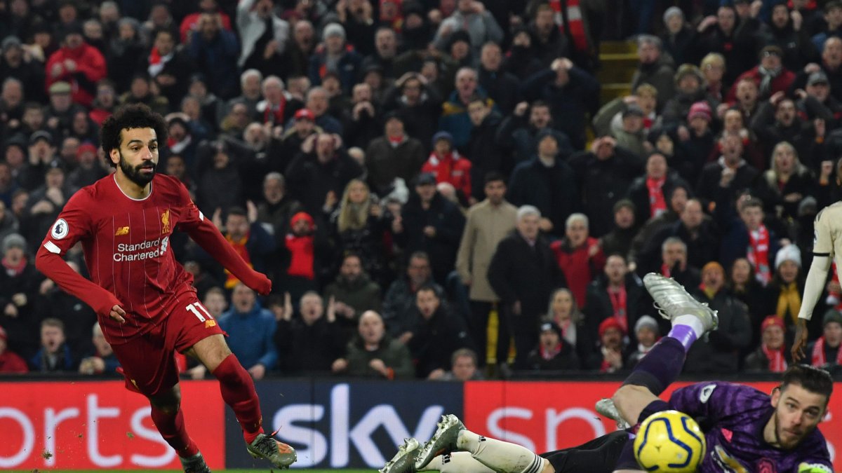 El delantero egipcio Mohamed Salah vence al golero del United, David De Gea, para poner cifras definitivas.
