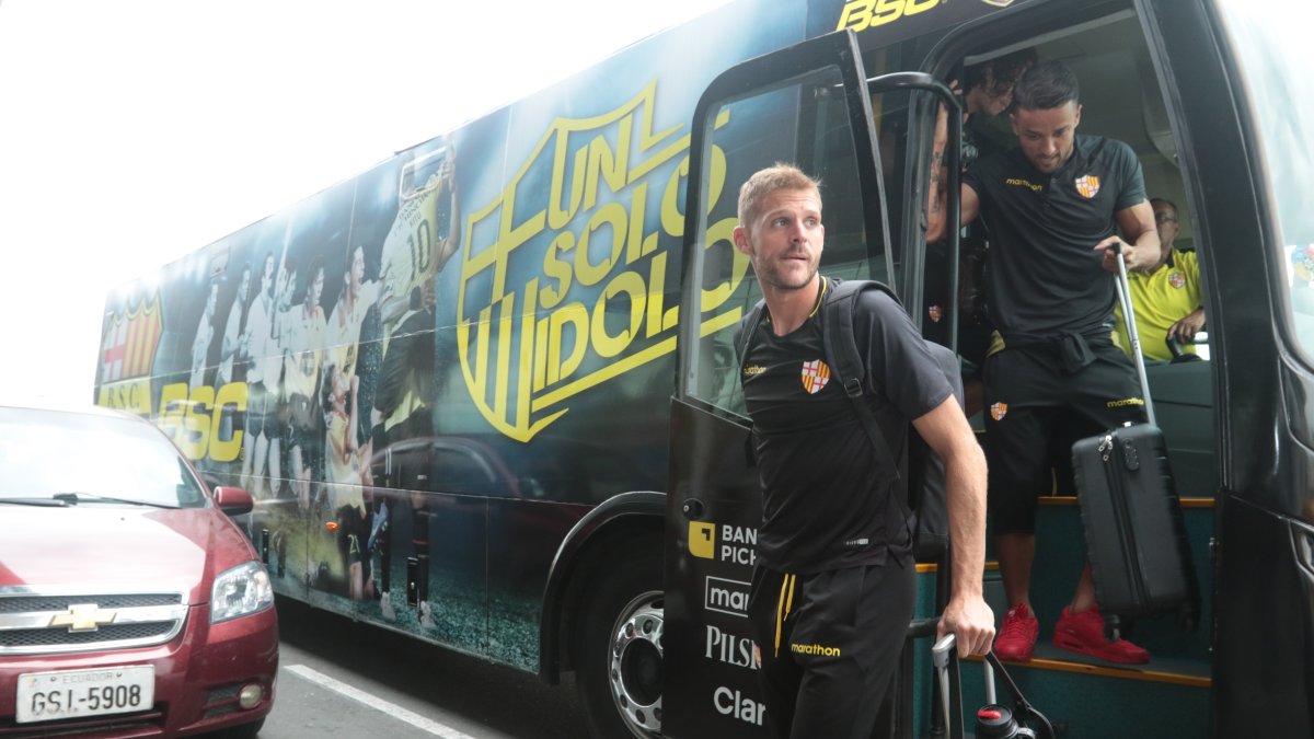 Javier Burrai y Gabriel Marques, jugadores del Ídolo, antes de viajar a territorio uruguayo.