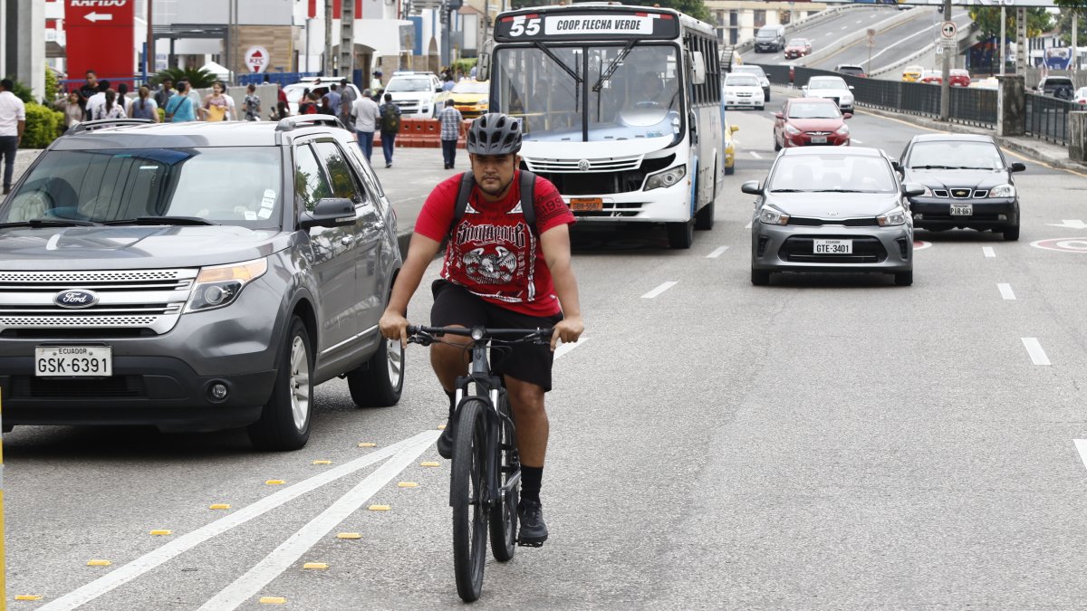 Freddy Arízaga circula diariamente por la avenida Plaza Dañín para llegar desde Durán a su lugar de trabajo, en la ciudadela Urdesa.