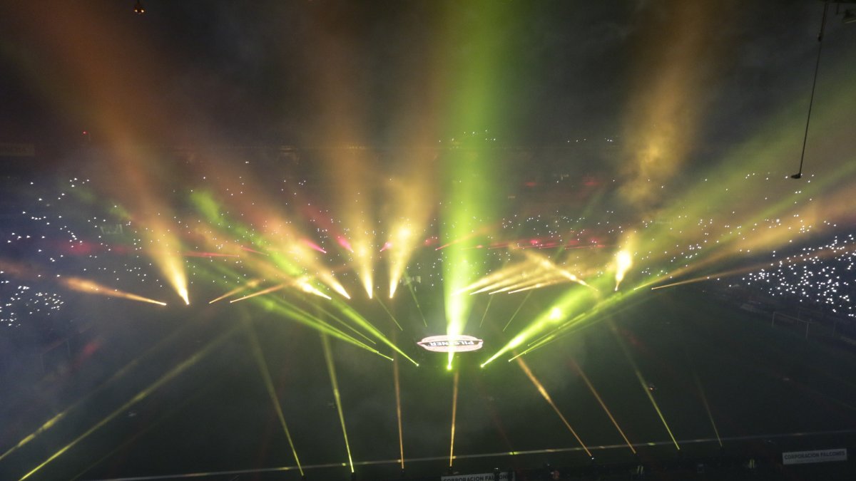 El juego de luces fue un gran atractivo en el estadio Monumental.
