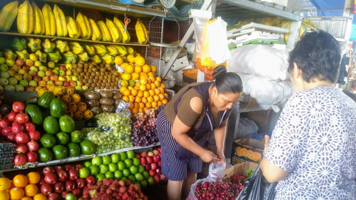 Compras. En el mercado de Gómez Rendón el fin de semana dieron 7 kiwi, o 5 manzanas, o una libra de frutilla o un melón mediano por un dólar.