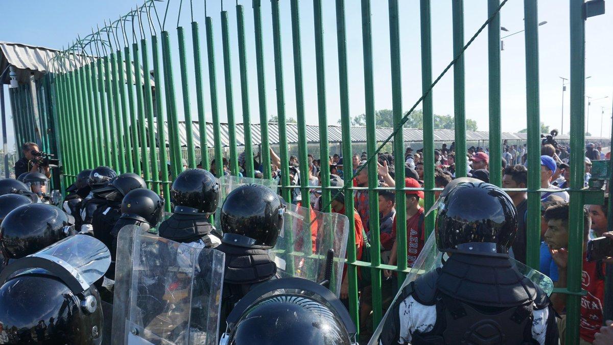 Miembros de la Guardia Nacional custodian el paso fronterizo con Guatemala, sobre el río Suchiate.