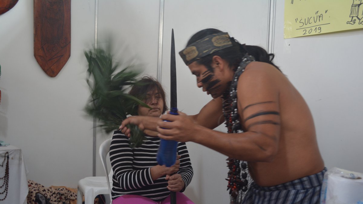 Ritual. En el ritual de sanación, el paciente debe sujetar la lanza