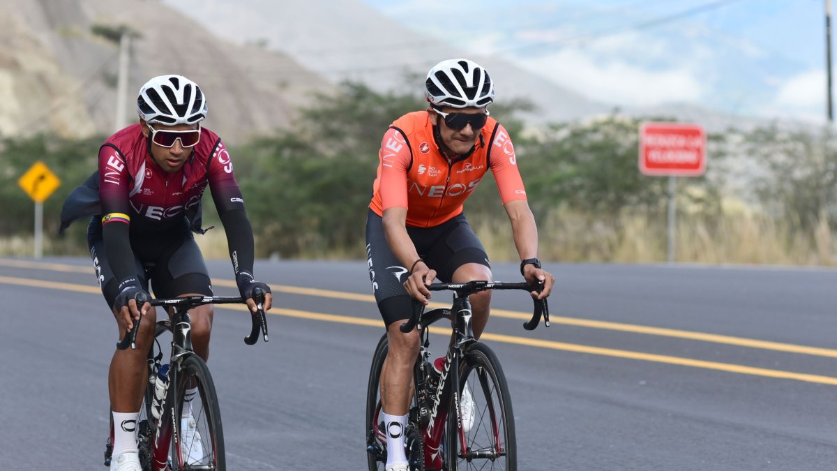 Jhonatan Narváez y Richard Carapaz, integrantes del Team Ineos, durante un entrenamiento en el país.