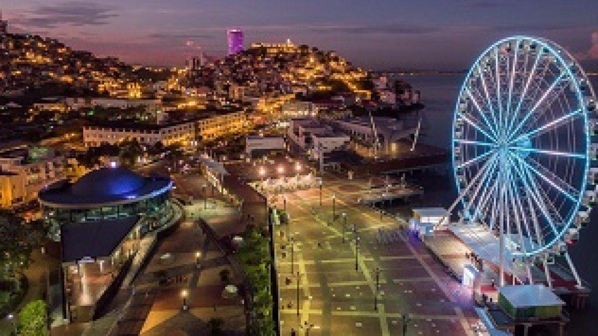 Una visión general de la ciudad de Guayaquil, desde el Malecón 2000.