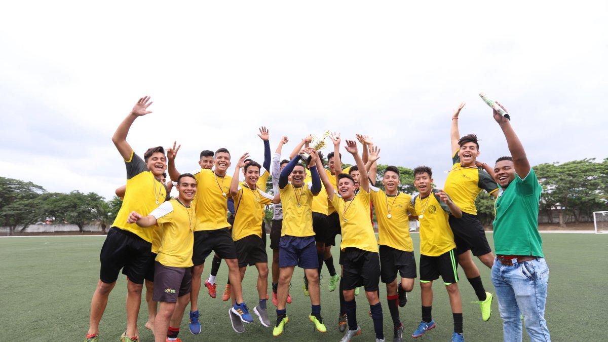 Los integrantes de la selección de fútbol de la unidad educativa San Benildo La Salle celebran por el título.