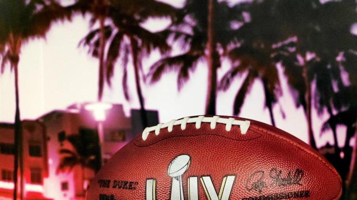 El balón comisionado oficialmente para el 54 Super Bowl desplegado de este lunes en el Centro de Convenciones de Miami Beach.
