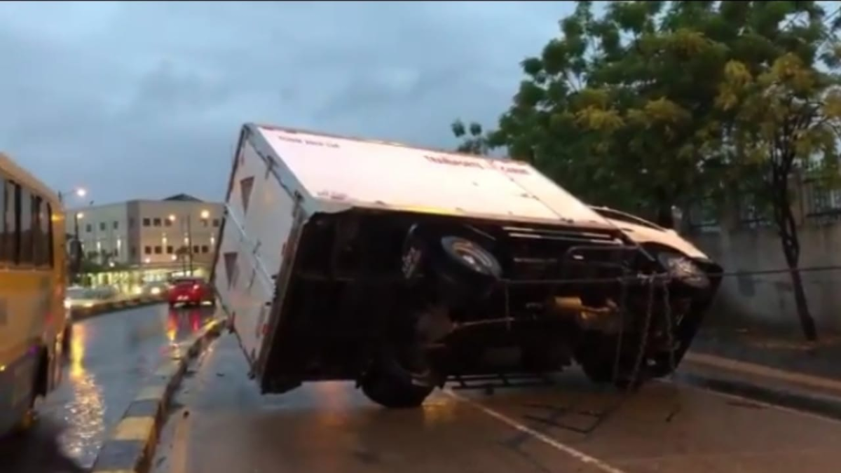 Un furgón se volcó frente a las salas de velación