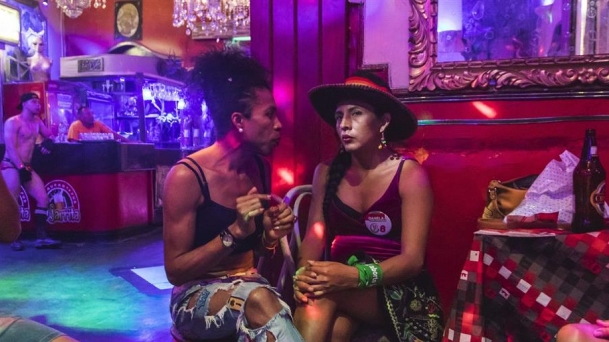 A Gahela Cari le dijeron que como mujer transexual solo podría ser peluquera o prostituta, pero estudió Derecho. Es la primera candidata transgénero e indígena en la historia del Perú.